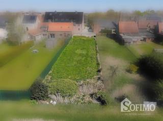 Bouwgrond met een perceeloppervlakte van 644m² te Langemark vlakbij winkels en invalswegen met mogelijkheid tot bouwen van halfopen woning met...