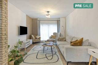 Instapklaar huis te koop in Ieper in de Ligywijk 114. Dit halfopen huis heeft twee slaapkamers, een parkeerplaats en aangelegde tuin. Uitermate geschikt voor wie wil wonen in een rustige wijk dichtbij het centrum van Ieper. De woning werd recent gerenoveerd en heeft vernieuwde technieken en inrichting. De woning heeft zonnepanelen met een thuisbatterij. Bij plaatsen dakisolatie krijgt de woning een EPC C label!INDELINGGelijkvloers: Ruime inkomhal met vestiaire - open woonkamer in U-vorm met bureauhoek, eetplaats met ingebouwde kasten, ruime open leefkeuken en gezellige zithoek - berging (aansluiting aanwezig voor extra toilet) - wasplaats met aansluiting voor wasmachine en droogkast en rechtstreekse toegang tot de tuin - gelijkvloerse badkamer met inloopdouche, lavabomeubel, toilet en aansluiting voor ligbad - aangelegde tuin met terras, tuinberging en uitweg naar de straat - parkeerplaats naast de woning.Eerste verdieping: Nachthal - twee slaapkamers.TROEVEN- Rustig gelegen nabij het centrum - Perceel 275m²- Vernieuwd- Dubbele beglazing - Zonnepanelen met thuisbatterij- Nieuwe CV ketel- Vernieuwde elektriciteit- Bij isoleren dak EPC C label!De eigendom wordt aangeboden via de Pre-sale formule. Op 22/11/2025 tussen 10:00 en 12:00 kan u de woning op afspraak komen bezichtigen en een bod uitbrengen. De vermelde prijs is een instelprijs. Voor meer info, gelieve contact op te nemen met de dossierverantwoordelijke.Dit pand is onderworpen aan de renovatieverplichting van de Vlaamse overheid voor residentiële gebouwen (behoudens bij sloop binnen 5 jaar na de aankoop). Consulteer voor meer informatie de website van het Vlaams Energie- en Klimaatagentschap via https://www.vlaanderen.be/een-woning-kopen/renovatieverplichting-voor-residentiele-gebouwen