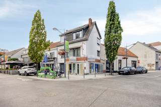 Voor verdere info of een vrijblijvende waardebepaling van uw eigendom: info@homixx.be of 016 84 96 84.<br /><br />Met veel genoegen stellen wij dit veelzijdige en uiterst gunstig gelegen pand aan u voor, bestaande uit een handelspand op het gelijkvloers (62 m²) en een verrassend ruim duplex-appartement op de bovenverdiepingen (120 m²). (apart of samen aan te kopen) Deze eigendom vormt een ideale opportuniteit voor ondernemers die wonen en werken willen combineren, of voor de alerte investeerder op zoek naar een aantrekkelijk opbrengsteigendom op een echte toplocatie. <br /><br />Het gelijkvloerse handelspand biedt dankzij de strategische ligging uitstekende visibiliteit en mogelijkheden voor diverse commerciële doeleinden of een vrij beroep. <br />Een van de absolute troeven van dit pand is de ruime parkeergelegenheid in de directe omgeving, wat een enorm comfort biedt voor zowel bewoners, klanten als bezoekers. <br /><br />Komt u eens kijken?!