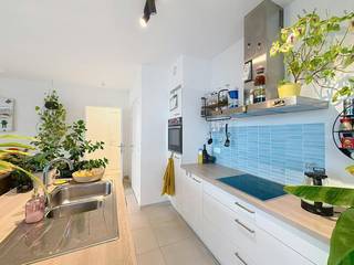 In de Residentie Nieuw Brugge III vindt u dit lichtrijk en recent appartement.<br /><br />De open leefruimte vormt het kloppend hart van het appartement, met een naadloze overgang naar de volledig uitgeruste keuken en een royaal hoofdterras. Rust vindt u in de ruime master bedroom. De tweede kamer biedt flexibiliteit als bureau of hobbykamer. <br /><br />De badkamer is uitgerust met een moderne inloopdouche, een badkamermeubel met spiegel en een handdoekverwarmer, zodat comfort en praktisch gebruik hand in hand gaan. <br /><br />Het appartement beschikt bovendien over een praktische berging, waar alle technische installaties verborgen zijn en waar aansluitingen voorzien zijn voor wasmachine en droogkast.<br /><br />Verder beschikt de residentie ook over een gemeenschappelijk fietsenberging.<br /><br />Indeling:<br /><br />2°V.: Inkomhal - slaapkamer 1 - badkamer - slaapkamer 2 - woonkamer met open keuken - berging - apart toilet - terras<br /><br />Algemeen<br />- huurprijs: € 875,00/maand + € 75,00/maand (algemene kosten)<br />- beschikbaar vanaf 01/01/2027<br /><br />De snelste manier om een bezoek te brengen aan deze woning? Vraag je bezoek aan via de roze knop op onze website (www.dewaele.com) en je wordt gecontacteerd door onze verhuurexpert.