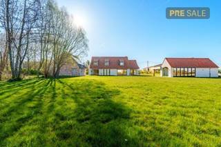 Deze exclusieve nieuwbouwvilla (2023) geniet van een unieke landelijke ligging, omringd door uitgestrekte velden en absolute rust. De eigendom...