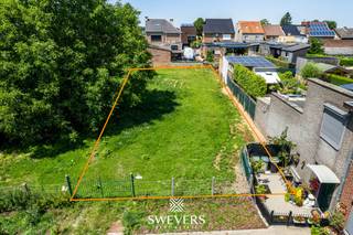 Voor meer info en foto’s, surf naar www.swevers.be – Op zoek naar een bouwgrond waar rust, bereikbaarheid en toekomstmogelijkheden samenkomen? Dit perceel van 4a 33ca in de Sint-Albanusstraat in Riemst biedt een uitstekende basis voor uw toekomstige woonproject. Dankzij de noordwestelijke oriëntatie geniet u volop van de avondzon in de tuin of op het terras. Met een perceelbreedte van 10,4 meter en een diepte van 36,5 meter zijn er tal van mogelijkheden om een comfortabele woning met aangename buitenruimte te realiseren, steeds onder voorbehoud van de nodige vergunningen. De rustige ligging vormt een grote troef, terwijl alle dagelijkse voorzieningen zich vlakbij bevinden. Winkels en een bushalte liggen op slechts 50 meter, scholen en restaurants zijn vlot te voet bereikbaar en ontspanningsmogelijkheden bevinden zich op ongeveer 600 meter. Ook de bereikbaarheid is uitstekend, met het treinstation op 8,6 kilometer en de op- en afrit van de snelweg op 7,9 kilometer. Een ideale locatie voor wie rustig wil wonen zonder in te boeten aan comfort en bereikbaarheid. Voor meer informatie, bel 012 699 900.