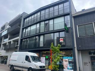 In het centrum van Deinze, vinden we dit lichtrijke appartement gelegen op de 1e verdieping van een kleinschalig gebouw.Het appartement beschikt over...