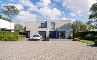 In de Bargeweg een doodlopende straat met aansluiting op de Zandvoordsestraat ter hoogte van bakkerij Devriendt en het kanaal Plassendale – Nieuwpoort vinden we op een boogscheut van het centrum van Oudenburg deze nieuwe verkaveling terug. Deze verkaveling bestaat uit 2 ruime halfopen bebouwingen met 3 of 4 slaapkamers en perceeloppervlaktes vanaf 360 m².<br /><br />Oudenburg is een stad die de voordelen van een plattelandsgemeente en een centrumstad op een harmonieuze manier combineert. Zo heeft Oudenburg tal van restaurantjes, supermarkten, bakkers, beenhouwers, detailzaken, … en dit allemaal op nog geen kilometer van de woningen. Daarnaast is het tevens rustig vertoeven in Oudenburg met zijn lang uitgestrekte velden en prachtige natuurdomeinen. Één van de grootste troeven van stad Oudenburg is zijn ligging, dit was ook de Romeinen niet ontgaan, wiens nederzettingen in Oudenburg gesitueerd waren. Oudenburg gelegen in de driehoek Oostende, Jabbeke, Gistel. Gelegen aan tal van invalswegen en de autosnelwegen richting kust en binnenland.<br /><br />Welke woning je ook kiest, je bent verzekerd van een duurzaam gebouwde, energiezuinige woning met alle ruimte en wooncomfort. Deze hedendaagse woningen worden gebouwd volgens het principe waarbij u als klant nog volledige inspraak in de afwerking hebt!<br /><br />De woning met lotnummer 12 heeft een perceeloppervlakte 360 m², waarvan zo'n 100,99 m² bebouwd en heeft een bewoonbare oppervlakte van 196,59 m². Deze woning bestaat op de gelijkvloerse verdieping uit een inkomhal met apart toilet en vestiaireruimte, een ruime leefruimte met open ingerichte keuken en een inpandige garage. Op de eerste verdieping bevinden er zich nog een nachthal met apart toilet, 4 slaapkamers, een badkamer en een extra bergruimte. Daarnaast is er nog de mooie tuin, met verhoogd terras. (Vg, WgLk, Gmo, Gvkr, Vv) ~ E-peil: max E30 ~ Ref: OU29077<br /><br />Bent u op zoek naar een energiezuinige nieuwbouwwoning op een centrale ligging in Oudenburg, die u nog naar eigen stijl kunt laten realiseren? <br />Neem dan vandaag nog contact met ons op voor een vrijblijvende afspraak op kantoor. We lichten graag alle mogelijkheden toe en helpen u graag op weg naar uw nieuwe thuis in de Bargeweg.<br /><br />Residentie Vastgoed treedt niet op als bemiddelaar maar als verkoper van het onroerend goed.