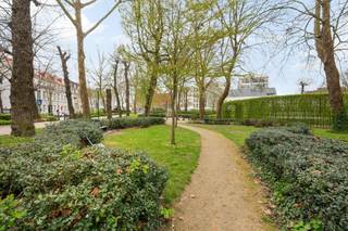 In het bruisende hart van Kortrijk bevindt zich deze uitzonderlijke herenwoning, een zeldzame combinatie van grandeur, ruimte en hedendaags...