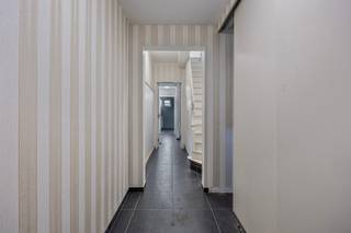 <div>
<div>
<div>Ben je op zoek naar een woning waar <strong>ruimte</strong> en <strong>mogelijkheden</strong> centraal staan? Dan is dit pand in <strong>Rillaar</strong> precies wat je zoekt! Met een indrukwekkende oppervlakte en een slimme indeling biedt deze woning alle troeven om uit te groeien tot een <strong>grote gezinswoning</strong> of zelfs <strong>twee wooneenheden</strong>.<br /><br /></div>
<div>Op het gelijkvloers geniet je van een <strong>moderne</strong>, volledig <strong>vernieuwde leefruimte</strong>. De bovenverdieping is klaar om jouw persoonlijke touch te krijgen: alle voorzieningen voor <strong>keuken</strong> en <strong>badkamer</strong> zijn aanwezig. Daarboven wacht een <strong>ruime zolder</strong> die je kan omtoveren tot extra slaapkamers, een hobbyruimte of een kantoor.<br /><br /></div>
<div>Buiten vind je een <strong>grote tuin</strong> en <strong>twee terrassen</strong> voor extra buitenplezier. De <strong>dubbele stockageruimte</strong> met elektrische poort biedt plaats voor extra opslag. Belangrijke werken zoals <strong>dak</strong>, <strong>elektriciteit</strong>, <strong>verwarming</strong> en <strong>leidingen</strong> zijn al uitgevoerd – een stevige basis om verder op te bouwen.<br />l voor wie <strong>groot wil wonen</strong>, maar ook voor <strong>investeerders</strong> die op zoek zijn naar een rendabele opportuniteit. De mogelijkheid om twee wooneenheden te creëren maakt dit een slimme zet voor de toekomst.<br /><br /></div>
<div><strong>Wil jij deze ruimte en mogelijkheden zelf ontdekken? Contacteer ons vandaag nog voor een bezoek op sven@immogve.be of 0486/400905.</strong></div>
</div>
</div>