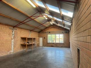 Warehouse of approximately 140 m² for rent in Meulebeke with spacious outdoor area and 2 sectional gates.The warehouse is located in the center...