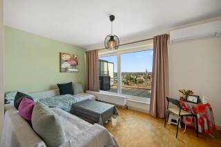 Dit charmante appartement in Tienen biedt een perfecte combinatie van comfort en betaalbaarheid. Het pand beschikt over een bewoonbare oppervlakte van 35 m², wat het ideaal maakt voor starters of als investering. Het appartement is momenteel verhuurd, wat het een aantrekkelijke optie maakt voor wie op zoek is naar een rendabele belegging.<br />Het appartement bevindt zich op de bovenste verdieping van het gebouw, in het dak, waardoor u kunt genieten van een adembenemend uitzicht over Tienen. Het omvat een gezellige slaapkamer en een nette badkamer, praktisch ingericht voor dagelijks gebruik. Dankzij de doordachte indeling voelt de compacte ruimte verrassend ruim aan en biedt het voldoende mogelijkheden om het naar eigen smaak in te richten.<br />Gelegen in een rustige buurt van Tienen, geniet u hier van een aangename leefomgeving met alle voorzieningen binnen handbereik. Of u nu zoekt naar een gezellige plek voor uzelf of een stabiele investering, dit appartement biedt beide in één aantrekkelijke locatie.