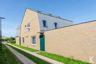 <p><span><strong>MODERNE EN INSTAPKLARE GEZINSWONING - LO-RENINGE</strong></span></p><p><span>Recente, energiezuinige woning met <strong>EPC A</strong>, gelegen op wandelafstand van het centrum, de markt, bakker, slager en dagelijkse voorzieningen.</span></p><p><span><strong>BELANGRIJKSTE TROEVEN:</strong></span></p><p><span>• <strong>EPC A</strong> – energiezuinig en volledig in orde - vloerverwarming</span><br /><span>• <strong>4 aparte kamers</strong>: 2 ruime slaapkamers + 2 ruime kamers op de zolderverdieping</span><br /><span>• <strong>Grote zuidwestgerichte tuin</strong> met veel privacy</span><br /><span>• Groot terras in <strong>blauwe hardsteen</strong></span><br /><span>• Windscherm en parasol, regenput 30.000 liter</span><br /><span>• <strong>Tuinhuis</strong> voor extra opslag</span><br /><span>• Grote, aparte <strong>carport aan de straatkant</strong>, achter het hekken – bijzonder praktisch voor boodschappen en fietsen</span><br /><span>• Prachtige, ruime keuken met <strong>groot kookeiland</strong></span><br /><span>• Alle <strong>inbouwtoestellen</strong> aanwezig</span><br /><span>• Aparte, aangebouwde <strong>bureauhoek</strong></span><br /><span>• Ruimte voor een grote eettafel</span><br /><span>• Grote berging met plaats voor <strong>wasmachine en droogkast</strong></span><br /><span>• Badkamer met <strong>wastafel, ligbad en inloopdouche</strong></span><br /><span>• <strong>2 toiletten</strong> – boven en beneden</span><br /><span>• Ruime trappenhal over 2 verdiepingen</span><br /><span>• <strong>Veel bergruimte</strong></span><br /><span>• Volledig <strong>instapklaar</strong>, geen grote werken nodig</span></p><p><span><strong>LIGGING</strong></span></p><p><span>• Op wandelafstand van centrum en markt</span><br /><span>• Bakker, slager en winkels vlakbij</span><br /><span>• Vlotte verbinding richting <strong>Veurne, Diksmuide en Ieper</strong></span><br /><span>• Rustig wonen, maar toch alles dichtbij</span></p><p><span><strong>KORTOM</strong></span></p><p><span>Een <strong>recente, energiezuinige en volledig instapklare gezinswoning</strong> met 4 kamers, grote zonnige tuin, ruime carport en bijzonder veel comfort.</span></p><p>Meer info of een bezoek? <br />karel@roetsvastgoed.be<br />0470342025</p>