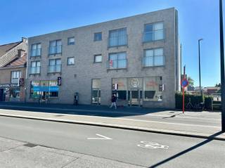 <p><span>Modern appartement met 1 slaapkamer rechtover het station van Waregem.</span></p><p><span> </span></p><p><span>INDELING</span></p><p><span>Het appartement omvat een inkomhal met toilet, een living met open keuken voorzien van alle comfort, een ruime slaapkamer en een badkamer met inloopdouche.</span></p><p><span>Verder hoort er bij het appartement een  autostaanplaats.</span></p><p><span> </span></p><p><span>PRAKTISCH</span></p><p><span>Het appartement is verhuurd aan 650€ huur/maand en 60 € gemeenschappelijke kosten.</span></p><p><span>Epc A label.</span></p><p><span>Elektriciteit is conform.</span></p><p><span>Het appartement is geschilderd en van armaturen en gordijnen voorzien.</span></p><p><span> </span></p><p><span>Voor meer info en/of het maken van een afspraak bel Eefje van Immo D'hondt 0498 88 88 89.</span></p>