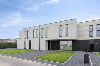 In het charmante Kaster vind je deze energiezuinige nieuwbouwwoning met drie ruime slaapkamers, een zonnige tuin en een aangenaam terras van...