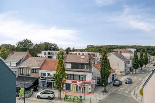 Voor verdere info of een vrijblijvende waardebepaling van uw eigendom: info@homixx.be of 016 84 96 84.<br /><br />Met veel genoegen stellen wij dit veelzijdige en uiterst gunstig gelegen pand aan u voor, bestaande uit een handelspand op het gelijkvloers (62 m²) en een verrassend ruim duplex-appartement op de bovenverdiepingen (120 m²). (apart of samen aan te kopen) Deze eigendom vormt een ideale opportuniteit voor ondernemers die wonen en werken willen combineren, of voor de alerte investeerder op zoek naar een aantrekkelijk opbrengsteigendom op een echte toplocatie. <br /><br />Het gelijkvloerse handelspand biedt dankzij de strategische ligging uitstekende visibiliteit en mogelijkheden voor diverse commerciële doeleinden of een vrij beroep. <br />Een van de absolute troeven van dit pand is de ruime parkeergelegenheid in de directe omgeving, wat een enorm comfort biedt voor zowel bewoners, klanten als bezoekers. <br /><br />Komt u eens kijken?!
