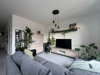 Dit verzorgde appartement, gebouwd in 2017, combineert hedendaags wooncomfort met een energiezuinige afwerking. Dankzij de aanwezigheid van 2 zonnepanelen, dubbele beglazing en een uitstekende EPC-score van 78,07 kWh/m² geniet u van een aangenaam en energiezuinig woonklimaat. Bij het betreden van het appartement komt u terecht in de inkomhal die toegang geeft tot de lichtrijke leefruimte met een volledig uitgeruste, moderne keuken. De praktische indeling zorgt voor een aangename en comfortabele woonomgeving. Verder beschikt het appartement over een apart gastentoilet, een badkamer voorzien van een inloopdouche en wastafel, en een ruime slaapkamer met een ingemaakte kast.<br />Vanuit de leefruimte heeft u toegang tot het ruime terras met aansluitend een privatieve tuin, waar u in alle rust van het buitenleven kunt genieten.<br />Ook op praktisch vlak biedt dit appartement alle comfort. In de ondergrondse garage beschikt u over een privatieve autostaanplaats met daarachter een afzonderlijke, volledig afsluitbare berging. Dankzij de lift zijn zowel het appartement als de ondergrondse verdieping vlot bereikbaar.<br />De huurvoorwaarden zijn als volgt: de eerste maand huur wordt vooraf betaald, er wordt een huurwaarborg van drie maanden gevraagd, de huurder draagt de helft van de kosten van de plaatsbeschrijving en er geldt een maandelijkse forfait van € 90 voor de gemeenschappelijke lasten. Beschikbaar 17 oktober 2026.<br />Wenst u meer informatie of een bezoek ter plaatse in te plannen? Neem dan vrijblijvend contact met ons op.