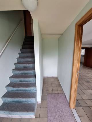 Karaktervol huis op een groen locatie.<br /><br />Ben je op zoek naar een halfopen bebouwing met één ruime slaapkamer en dit op een mooie en groene locatie dan kom je hier zeker tot rust. <br /><br />Het pand beschikt naast een privatieve tuin over een ruime living, ingerichte keuken en badkamer, wasplaats en ruime berging. Er is voldoende plaats om twee wagens te parkeren.