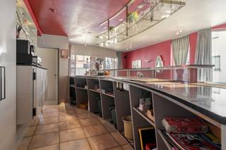 Dit pand biedt een combinatie van een commerciële handelsruimte, een uitgeruste feestzaal en woonst.<br /><br />Het is de ideale locatie voor wie droomt van een bloeiende zaak in de horeca gecombineerd met de luxe om erbij te wonen.<br /><br />Indeling:<br />Gelijkvloers: <br />- handelspand + bureau (14 m² + 6 m²) <br />- feestzaal (69 m²) + café (52 m²)  <br />- toiletten <br />- berging <br />- keuken (16 m²)  <br />- garage (17,5 m²) <br />- bijkeuken (17 m²) <br />- schietlokaal (64 m²)<br />- Oprit<br /><br />Eerste verdieping: <br />- duplex-appartement bestaande uit living (40 m²)  <br />- keuken (niet geïnstalleerd) <br />- berging <br />- zonnig terras.<br /><br />Op het duplex-niveau zijn er 3 slaapkamers en een badkamer.<br /><br />Aarzel zeker niet om contact op te nemen indien u interesse zou hebben in dit bedrijfsvastgoed te koop in Hertsberge. <br /><br /><br />Bestuursmaatregelen in het maatregelenregister: nee