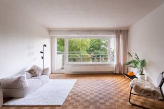 Dit ruime appartement is gelegen op de tweede verdieping van een verzorgd gebouw, in een aangename en vlot bereikbare woonomgeving. Winkels, scholen, openbaar vervoer en andere dagelijkse voorzieningen bevinden zich op korte afstand.<br /><br />Via de inkomhal met ingemaakte kasten bereikt u de verschillende ruimtes van het appartement. Daarnaast is er een apart gastentoilet met handenwasser.<br /><br />De ruime en lichtrijke leefruimte van ca. 31 m² op parketvloer biedt toegang tot het aangename terras. Ook vanuit de keuken is het terras bereikbaar. De ingerichte keuken is voorzien van een dubbele spoelbak, keramische kookplaat, dampkap, oven, koelkast en diepvriezer. <br /><br />Het appartement beschikt over vier volwaardige slaapkamers:<br />- Slaapkamer 1: ca. 8,7 m² op tegelvloer, voorzien van ingemaakte kasten.<br />- Slaapkamer 2: ca. 8,8 m² op laminaatvloer.<br />- Slaapkamer 3: ca. 18,5 m² op parketvloer.<br />- Slaapkamer 4: ca. 10 m² op laminaatvloer.<br /><br />Verder zijn er twee badkamers. De eerste badkamer is uitgerust met een ligbad, toilet, lavabomeubel en aansluiting voor een wasmachine. De tweede badkamer beschikt over een douche en een lavabo. Daarnaast beschikt het appartement over een privatieve kelderberging, ideaal als extra opbergruimte. Als extra is de elektriciteit conform gekeurd. <br />EPC: 147 kWh/m²<br />P & G - score: B<br />stedenbouwkundige inlichtingen: Wg, Vg, Gvkr, Gmo, Gvv