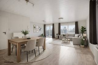 <p>Dit ruime appartement van <b>130 m²</b> bevindt zich op de eerste verdieping boven de Basic-Fit, naast de Hanuitsesteenweg 171 in Landen. Hier combineer je een <b>vlotte bereikbaarheid</b> met <b>open zichten</b> achteraan.</p>
<p></p>
<p>Zonlicht valt binnen via <b>grote ramen</b> en vult de leefruimte met een gezellige, lichtrijke sfeer, terwijl de <b>open keuken</b> naadloos aansluit op het woongedeelte en zo een perfect <b>samenspel van ruimte en licht </b>creëert.</p>
<p></p>
<p>Het appartement beschikt verder over <b>twee volwaardige slaapkamers</b>, een <b>recent vernieuwde badkamer met inloopdouche</b>, een <b>apart toilet</b> en een praktische <b>bergruimte/wasplaats</b>.</p>
<p></p>
<p>Een absolute troef is het <b>zuidgericht terras van 40 m²</b>, waar je de hele dag door van de zon kan genieten.</p>
<p></p>
<p>Daarnaast hoort er ook een <b>garagebox </b>aan de achterzijde van het gebouw bij het appartement.</p>
<p></p>
<p><b>Op zoek naar ruimte, licht en de mogelijkheid om dit appartement volledig naar eigen smaak af te werken?</b></p>
<p><br />Contacteer ons voor een bezoek en ontdek het potentieel ter plaatse.<br /><br /></p>
<p>Alle bijhorende documenten kan u downloaden onderaan de omschrijving van het pand op onze website <span>www.jamar.immo</span>.</p>