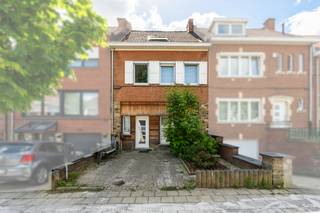 <p><strong>Te koop: instapklare gesloten bebouwing in Vilvoorde, gelegen aan de stadsrand en op korte afstand van scholen, openbaar vervoer, park, treinstation en invalswegen.</strong></p><p>Deze woning uit 1958 combineert comfort en energiezuinigheid dankzij een EPC-label B en een conforme elektrische installatie. De zuidoost georiënteerde tuin van 112 m² biedt volop zon en is ideaal voor ontspanning. De ligging nabij ziekenhuis en voorzieningen maakt dit een praktische en aangename woonplek.</p><p><br /></p><p><strong>Belangrijkste ruimtes:</strong></p><p>• Woonkamer (18,3 m²) met gezellige indeling</p><p>• Keuken (12,1 m²) uitgerust met inductiekookplaat, oven, vaatwasser en koelkast</p><p>• Badkamer (5,2 m²) met douche, toilet en wastafel in meubel</p><p>• 3 slaapkamers (11,3 m², 14,0 m² en 29,6 m²)</p><p>• Bergingen (4,9 m² en 6,0 m²) met verwarmingsketel en wasmachine-aansluiting</p><p>• Tuin (112 m²) met terras (18,8 m²) en tuinhuis</p><p>• Buiten parkeerplaats</p><p><br /></p><p><strong>Troeven:</strong></p><p>• Instapklare woning</p><p>• Energiezuinig: EPC B + conforme elektrische installatie</p><p>• Zuidoost georiënteerde tuin</p><p><br /></p><p><strong>Neem vandaag nog contact op met Selena Perez y Latorre via +32 2 335 11 13 voor een bezoek.</strong></p><p>JOUW DROOMHUIS. ZO GEVONDEN!</p>