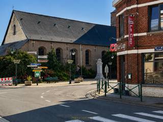 VEELZIJDIGE EIGENDOM bestaande uit een HANDELSPAND met bovengelegen WOONST, gelegen op een UITERST ZICHTBARE LOCATIE aan de kerk van Amougies. Dankzij deze CENTRALE LIGGING geniet het pand van een HOGE VISIBILITEIT en vormt het de IDEALE OPPORTUNITEIT voor wie een ZELFSTANDIGE ACTIVITEIT wil combineren met COMFORTABEL WONEN. Deze eigendom beschikt over een INSTAPKLAAR KARAKTER en werd reeds voorzien van NIEUWE PVC-RAMEN. Daarnaast werd het DAK GERENOVEERD en EXTRA GEÏSOLEERD, wat bijdraagt aan een zorgeloze woon- en werkervaring.<br />De indeling gaat als volgt: op het gelijkvloers bevindt zich het voormalige café-/handelsgedeelte met aanpalende keuken. Achteraan vinden we een koer met sanitaire voorzieningen en een garage met bovenliggende zolderruimte, die extra opslag- of uitbreidingsmogelijkheden biedt. De woning beschikt bovendien over een volledig onderkelderde verdieping, ideaal als opslagruimte. Op de 1ste verdieping geeft de hall toegang tot een ruime leefruimte, een living, een badkamer, een apart toilet en 2 slaapkamers. Via een vaste trap bereikt u de 2de verdieping, waar zich een ruime 3de slaapkamer bevindt, evenals een nog verder af te werken ruimte die kan worden ingericht als extra slaapkamer, hobbyruimte of bureau.<br /><br />Adres: Couture d'Orroir 2 te Amougies<br /><br />PEB: 183kWh/m²