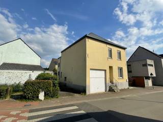 In het charmante, landelijke Bertem – strategisch gelegen tussen Leuven en Brussel – bevindt zich deze ruime, te renoveren woning. Hier geniet je...