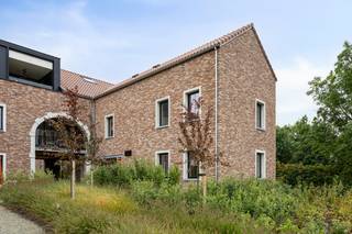 Dit knap gelijkvloers appartement met twee slaapkamers combineert nieuwbouwcomfort met een rustige, groene ligging. Dankzij het aansluitend terras...