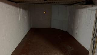 Deze garagebox bevindt zich in een complex hartje Oostende.Afmetingen:Box: langste lengte: 5.60 m (links), kortste lengte: 3.66 m (rechts) - breedte...