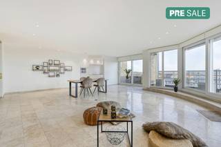 Dit is uw kans om de trotse eigenaar te worden van een riant dakappartement van 150 m² waar licht, ruimte en privacy samenkomen.Het appartement...
