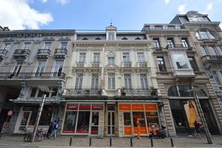 Dit recent en luxueus afgewerkt appartement bevindt zich in een authentiek gebouw op een absolute topligging in het centrum van Gent.<br />Met een bewoonbare oppervlakte van maar liefst 180 m² biedt dit appartement alle comfort en ruimte. Via de inkomhal met vestiaire en gastentoilet komt u terecht in de ruime en lichtrijke leefruimte. De stijlvolle, volledig uitgeruste keuken sluit hier perfect op aan.<br /><br />Verder beschikt het appartement over: 2 volwaardige slaapkamers, waarvan één met ingemaakte kasten; een extra kamer, momenteel ingericht als sportkamer; een badkamer én aparte douchekamer; een open bureauruimte op de nachthal met ingemaakte kasten; 2 praktische bergingen; 2 aangename terrassen; een privatieve kelderberging.<br /><br />Extra troeven:
<ul>
<li>Luxueuze afwerking;</li>
<li>EPC: 89 kWh/m²;</li>
<li>Lift aanwezig in het gebouw;</li>
<li>Beschikbaar vanaf 01/07;</li>
<li>Algemene kosten: €60/maand;</li>
<li>Overdekte staanplaats aan €100/maand.</li>
</ul>
Een uniek appartement voor wie op zoek is naar ruimte, comfort en een toplocatie in Gent!