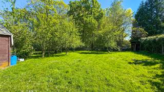 <p>Instapklare bungalow met 5 slaapkamers op toplocatie in Heusden-Zolder!<br /><br />Deze goed onderhouden bungalowwoning uit 1992 is gelegen op een mooi perceel van 10a34ca in een rustige en gegeerde buurt van Heusden-Zolder. Dankzij de uitstekende ligging bevindt u zich op wandelafstand van winkels en in de onmiddellijke nabijheid van scholen en het ziekenhuis.<br /><br />Bij het betreden van de woning komt u terecht in de inkomhal. Aan de rechterzijde bevindt zich de lichtrijke woonkamer. Verder in de hal is er een trap naar de bovenverdieping en een doorgang naar de keuken, die bereikbaar is via de technische ruimte.<br /><br />Aan de linkerzijde van de hal vindt u een gastentoilet, een ruime badkamer en drie comfortabele slaapkamers.<br /><br />De bovenverdieping biedt nog twee extra slaapkamers en een bijkomende doucheruimte, ideaal voor grotere gezinnen of als hobby-/werkruimte.<br /><br />De woning beschikt over een EPC-label D, wat betekent dat er geen renovatieverplichting van toepassing is.<br /><br />Buiten geniet u van een ruime, verzorgde tuin en een praktische garagebox.<br /><br />Pluspunten:<br />- Instapklaar;<br />- 5 slaapkamers!<br />- EPC label D (geen renovatieverplichting);<br />- Ruim perceel van 10a34ca;<br />- Rustige en centrale ligging;<br />- Nabij winkels, scholen en ziekenhuis;<br />- Garagebox en grote tuin.<br /><br />Maatregelen opgenomen in het Maatregelenregister: nee<br /><br />Voor een bezichtiging of meer informatie; Bel ons op 078/78.78.70 of kom gewoon langs op ons kantoor, u bent steeds welkom!</p>