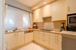 Op een absolute toplocatie, vlak bij de gezellige haven en op wandelafstand van winkels en horeca, bevindt zich dit charmante gelijkvloerse...