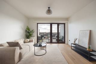 <p><span>Als eerste bewoner na een totaalrenovatie trek je dit prachtige appartement in zonder zorgen. Met z’n ca 90 m² bewoonbare oppervlakte, 2 kamers, tof terras (10 m² ) én EPC A heb je hier op de zesde verdieping een heerlijke plek te pakken in hartje Boho. </span></p><p><span> </span></p><p><span>In een verzorgd appartementsgebouw op de Plantin & Moretuslei met airco, zonnepanelen en mooie erkers aan de straatkant, vind je op de zesde verdieping dit gerenoveerde appartement. Je komt er binnen in de open keuken , op een prachtige doorlopende parketvloer die alle ruimtes subtiel met mekaar verbindt. Aan de rechterkant strekt het salon zich uit met daarachter het leuke terras — een verlengstuk van de leefruimte waar het heerlijk vertoeven is. Links verbindt de nachthal alle slaapkamers en de badkamer met elkaar tot één rustig geheel.</span></p><p><span> </span></p><p><span>Strakke leefkeuken, ruime woonkamer en tof terras</span></p><p><span>De strakke open keuken in wit- en zwarttinten is tijdloos en volledig geïnstalleerd, met een inductievuur, dampkap, oven, microgolf, koelkast, diepvries, spoelbak, vaatwasser en heel wat kasten en schuiven. </span></p><p><span>Achter de open keuken, aan de rustige achterzijde van het gebouw, bevindt zich de woonkamer. Dankzij de kamerbrede ramen en de ligging op de zesde verdieping geniet je hier van een overvloed aan natuurlijk licht.</span><span> </span><span>De absolute troef van het appartement is zonder twijfel het terras — een echte eyecatcher. Hier lopen binnen en buiten naadloos in elkaar over. Zuidgericht en heerlijk rustig, met genoeg plek voor een loungeset en eettafel: de ideale plek om te aperitieven in de avondzon of te genieten van een rustige ochtendkoffie.</span></p><p><span> </span></p><p><span>Luxueuse badkamer en twee ruime slaapkamers.</span></p><p><span>Links bij het binnenkomen leidt de nachthal je verder door het appartement. Een ingemaakte kast zorgt er op elegante wijze voor dat alles zijn plek vindt. Links ontdek je de badkamer — een ruimte die luxe en rust uitstraalt. De XL-tegels vormen een serene basis voor de grote inloopdouche met zwarte glaswand. Het zwarte hangtoilet, de handdoekendroger en het strakke lavabomeubel met slimme kleurenspiegel maken het geheel helemaal af. Ook aan praktisch comfort is gedacht, met een aansluiting voor wasmachine en droogkast.</span></p><p><span>Achter de badkamer bevindt zich de eerste slaapkamer, afgewerkt met dezelfde warme parketvloer. Helemaal achteraan ligt de master bedroom, aan de voorkant van het gebouw, waar het ochtendlicht zacht binnenvalt en de ruimte vult met een gevoel van rust.</span></p><p><span> </span></p><p><span>Toplocatie in Borgerhout</span></p><p><span>Je woont hier pal op de Plantin en Moretuslei. Dat wil zeggen: alles vlakbij, van het Centraal Station, tot allerlei winkels, scholen, supermarkten (nieuwe Delhaize), openbaar vervoer en velo-fietsen. De Dageraadplaats ligt achter je hoek en ook het Moorkensplein is niet veraf. Je bent van hieruit ook zo de Ring op en als je nood hebt aan wat groen, zit je op vijf minuutjes al in het stadspark, of in het Te Boelaerpark, net buiten de Ring. </span></p><p><span> </span></p><p><span> </span></p><p><span> </span></p><p><span> </span></p>