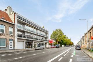 Residentie "Virgilius" <br /><br />Dit charmante appartement, gelegen aan de stadsrand op de Gentsesteenweg, biedt een betaalbare en ruime woonruimte.<br />Ideaal voor wie op zoek is naar een instapklaar appartement met 2 slaapkamers op de tweede verdieping.<br /><br />Kenmerken:<br />Locatie : stadsrand - Gentsesteenweg<br />Aantal slaapkamers : 2<br />Badkamers : 1<br />Verdieping : tweede verdieping<br />Onderhoud : goed onderhouden en instapklaar<br />Terrassen : geniet van buitenruimte met 2 terrassen<br />Garage en berging<br /><br />Dit is een unieke kans om een comfortabel en goed onderhouden appartement te verwerven op een gunstige locatie.<br />Aarzel niet om contact op te nemen voor verdere details of om het appartement persoonlijk te ervaren.<br /><br />Voor meer informatie of een bezichtiging, neem contact op met Olivier 0475 419 017.