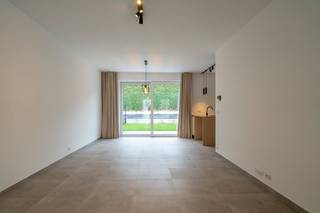 Op 't Hoge in Kortrijk bieden wij deze prachtige ruime woning met drie slaapkamers aan. Met een hoge afwerkingsgraad, zonnepanelen en een absolute topligging is dit een topper! Kortom de ideale gezinswoning!<br /><br />INDELING: <br /><br />GELIJKVLOERS: <br />- inkomhal met gastentoilet <br />- ruime leefruimte met prachtig verzicht<br />- open keuken met alle hedendaagse toestellen <br />- tuin met groot terras <br />- garage<br /><br />1°VERDIEPING: <br />- 3 ruime slaapkamers<br />- badkamer met dubbele lavabo, inloopdouche en bad<br />- berging<br />- toilet<br /><br />2° VERDIEPING:<br />- zolder<br /><br />Troeven: <br />- aangename en rustige nieuwbouwwijk<br />- energetische topper met een E-peil onder 0<br />- terras, tuin en garage<br />- absolute top ligging<br /><br />Onmiddellijk beschikbaar!<br /><br />Benieuwd naar deze woning? Vraag dan snel uw bezoek aan via www.dewaele.com
