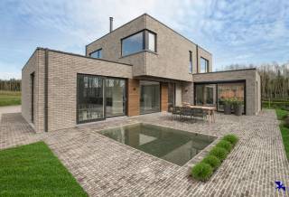 Welkom in Waasmunster!In Waasmunster bevindt zich een modern woonproject op een perceel van 1.875 m², ontworpen met een strakke architectuur en veel...