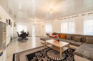 <p><strong>Instapklare en verrassend ruime woning</strong> met <strong>5 slaapkamers</strong>, <strong>zeer grote garage</strong> en stadstuin, goed gelegen langs een invalsweg! Deze perfect onderhouden woning combineert comfort, ruimte en functionaliteit, ideaal voor grote gezinnen of wie wonen en werken wil combineren.</p><p><strong>INDELING:</strong><br />Gelijkvloers: grote en lichtrijke leefruimte, extra zithoek of bureau, veranda, volledig geïnstalleerde keuken, bijkeuken met berging, wasplaats, douchekamer met toilet en een <strong>uitzonderlijk ruime garage (±60 m²)</strong>. Daarnaast is er een gezellige <strong>stadstuin</strong> en een staankelder.<br />Eerste verdieping: overloop en <strong>4 ruime slaapkamers</strong>.<br />Tweede verdieping: <strong>5de slaapkamer</strong> met mogelijkheid tot het creëren van extra kamers of een polyvalente ruimte.</p><p><strong>Wat maakt dit pand uniek?</strong><br />♦ 5 slaapkamers – instapklaar en perfect onderhouden – zeer grote garage (±60 m²) – centrale verwarming op gas – dubbele beglazing met rolluiken – <strong>recent geïsoleerd dak</strong> – droge kelder – stadstuin – uitstekende ligging langs een invalsweg.</p><p><strong>Voor wie is dit pand ideaal?</strong><br />♦ Voor grote of samengestelde gezinnen die veel ruimte zoeken.<br />♦ Voor zelfstandigen of hobbyisten die nood hebben aan een grote garage/werkruimte.<br />♦ Voor wie een instapklare woning zoekt met uitbreidingsmogelijkheden.</p><p>Bezoek na afspraak met <strong>Immo Beguin</strong>, jouw vastgoedexpert sinds 2009.<br />✉️ info@immobeguin.be</p>