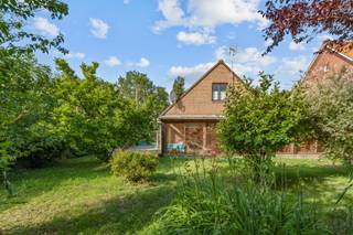 Ruime alleenstaande woning met 4 slaapkamers en tuin, op 1596m². Indeling: op het gelijkvloers vindt u de inkomhal met apart toilet, ruime...