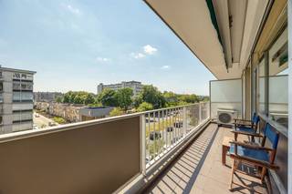 <p><span>Op zoek naar een ruim, instapklaar appartement waar licht, comfort en een uitstekende ligging samenkomen? Dan zit je hier helemaal goed. Op de vierde verdieping van een verzorgd gebouw geniet je van een zonnige leefruimte, een zuidgericht terras, twee volwaardige slaapkamers en heel wat praktische extra's zoals airco, ingemaakte kasten en een optionele autostaanplaats. Bovendien woon je aan de gegeerde Luitenant Lippenslaan, tussen het Te Boelaerpark, het Rivierenhof en de stad.</span></p><p><span>Licht, ruimte & comfort</span></p><p><span>Met de lift bereik je het appartement op de vierde verdieping. Je komt binnen in een ruime inkomhal met een veiligheidsdeur, videofoon en grote ingemaakte kasten waar jassen, schoenen en andere spullen netjes uit het zicht verdwijnen.<br />De leefruimte van maar liefst ca. 34 m² baadt de hele dag in het licht dankzij de grote zuidgerichte raampartijen. De warme parketvloer, stijlvolle sierschouw en airco zorgen voor een gezellige sfeer. Hier heb je alle ruimte voor een comfortabele zithoek en een grote eettafel.<br />De open keuken sluit mooi aan op de leefruimte en is ingericht in een charmante landelijke stijl met beige kasten en een werkblad met natuursteenlook. Je beschikt over een inductiekookplaat, heteluchtoven, vaatwasser, dubbele inox spoelbak, grote koelkast, diepvries en heel wat kastruimte. Via de keuken stap je rechtstreeks het zonnige, zuidgerichte terras van 10 m² op. Dankzij de gunstige oriëntatie en de zonneluifel geniet je hier van 's morgens tot 's avonds van de zon.</span></p><p><span> </span></p><p><span>Comfortabel en praktisch wonen</span></p><p><span>Via de nachthal bereik je de twee slaapkamers, beide rustig gelegen aan de achterzijde van het gebouw. De master bedroom van ca. 18 m² beschikt over een volledige wand ingemaakte kasten met geïntegreerde dressing, terwijl de tweede slaapkamer perfect dienstdoet als kinderkamer, logeerkamer of bureau. Beide kamers zijn voorzien van een onderhoudsvriendelijke laminaatvloer en rolluiken.<br />De badkamer is compleet uitgerust met een ligbad met douchescherm, een breed lavabomeubel met dubbele kraan, spiegelkasten met verlichting, een tweede toilet en extra opbergkasten. Daarnaast is er nog een apart gastentoilet.<br />Ook aan bergruimte geen gebrek. Naast de vele ingemaakte kasten beschik je over een ruime, droge privatieve kelderberging van 3,5 m². De gemeenschappelijke fietsenstalling biedt een veilige plaats voor je fiets en wie dat wenst, kan de ondergrondse autostaanplaats afzonderlijk aankopen voor € 25.000.</span></p><p><span> </span></p><p><span>Groen wonen met alles binnen handbereik</span></p><p><span>De Luitenant Lippenslaan is al jaren een van de meest gegeerde lanen van Deurne-Zuid. Op enkele minuten wandelen sta je in het Te Boelaerpark of het Boekenbergpark met zijn ecologische zwemvijver. Ook het Rivierenhof ligt vlakbij en biedt alle ruimte om te wandelen, sporten, fietsen of een zomerse voorstelling in het openluchttheater mee te pikken.<br />Voor je dagelijkse boodschappen liggen Delhaize, Colruyt, Lidl en tal van lokale handelaars vlakbij. Ook scholen, sportclubs en gezellige horecazaken bevinden zich in de onmiddellijke omgeving. Dankzij de tram, bus, de Singel en de Ring ben je altijd vlot onderweg. De combinatie van groen, bereikbaarheid en een aangename residentiële sfeer maakt deze buurt bijzonder geliefd.</span></p><p><span> </span></p>