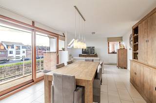 Dit 3 slaapkamer duplex appartement in “residentie Magali” kan U terugvinden in het centrum van Wetteren en is ideaal gelegen. In de directe...