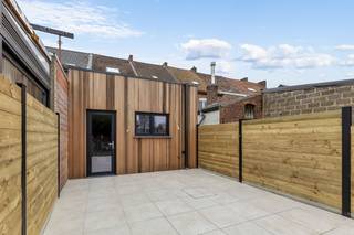 Voor meer info of een bezoek, bel 02 884 23 25 - Topo-Immo biedt u deze volledig gerenoveerde rijwoning aan, op een perceel van 3 are en...