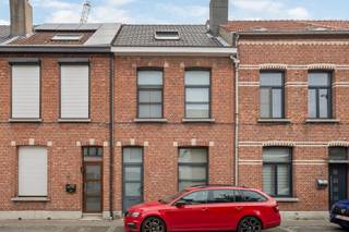 Deze charmante is gelegen in een rustige en aangename woonstraat, op korte afstand van het centrum van Schoten, geniet u hier van een uitstekende combinatie van rust en bereikbaarheid. Winkels, scholen, openbaar vervoer en tal van dagelijkse voorzieningen bevinden zich op wandel- en fietsafstand. Bovendien zorgen de vlotte verbindingen naar Antwerpen en de omliggende gemeenten voor een bijzonder praktische woonlocatie.<br /><strong>Indeling</strong><br />Via de inkomhal betreedt u de woning, waar u meteen wordt verwelkomd in de lichtrijke woon- en eetkamer. Dankzij de grote raampartijen geniet deze leefruimte van een aangename lichtinval, wat zorgt voor een warme en uitnodigende sfeer.<br />Aansluitend bevindt zich de keuken, die rechtstreeks toegang biedt tot de onderhoudsvriendelijke stadstuin. Een gezellige buitenruimte waar u in alle rust kan ontspannen of familie en vrienden kan ontvangen. Verder beschikt het gelijkvloers over een badkamer.<br />Op de eerste verdieping bevinden zich twee volwaardige slaapkamers, waarvan één uitgerust is met een lucht-luchtwarmtepomp voor extra comfort.<br />De tweede verdieping biedt plaats aan een derde volwaardige slaapkamer welke voorzien is van een warmtepomp lucht-lucht.<br />Tot slot is er nog een praktische kelderberging aanwezig.<br /><br /><strong>Bijzonderheden</strong><br />+ EPC-label C<br />+ Conforme elektrische installatie<br />+ Asbestveilig<br />+ 3 volwaardige slaapkamers<br />+ Lucht-luchtwarmtepomp<br />+ Onderhoudsvriendelijke stadstuin<br />+ Centrale, doch rustige ligging<br /> 