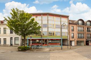 <strong>Centraal gelegen kantoor/handelspand van 100 m² met aparte vergaderruimte/magazijn en apart toilet achteraan. EPC label D.<br /><br /><em>Ligging: </em></strong>Centrum van Turnhout, op wandelafstand van de Grote Markt en met goede bereikbaarheid van de Ring<strong><br /><br /><em>Omschrijving: </em></strong>Centraal gelegen kantoor/handelspand van 100m² groot, met aparte vergaderruimte/magazijn en apart toilet achteraan. Doet momenteel dienst als rijschool. Voorzieningen zijn aanwezig, momenteel nog opgedeeld in verschillende delen (onthaal, open space, bureau, sanitair,...) maar het geheel is gemakkelijk naar eigen wens her in te richten.<br /><strong><br /></strong><span>EPC D-label, </span><span>Overstromingsrapport: Gebouwscore D, Perceelscore D (geen risico overstroming).<br /></span><strong><br /></strong>