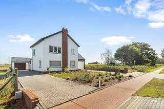 Centraal gelegen woning met een wijds uitzichtDeze zeer verzorgde en goed onderhouden woning biedt alles wat je zoekt: ruimte, licht, comfort én een...