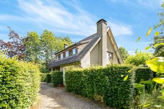 Deze ruime gezinswoning is gelegen op een riant perceel van ca. 4454m² op een booscheut van Janssen Pharmaceutica.De woning werd opgetrokken in de...