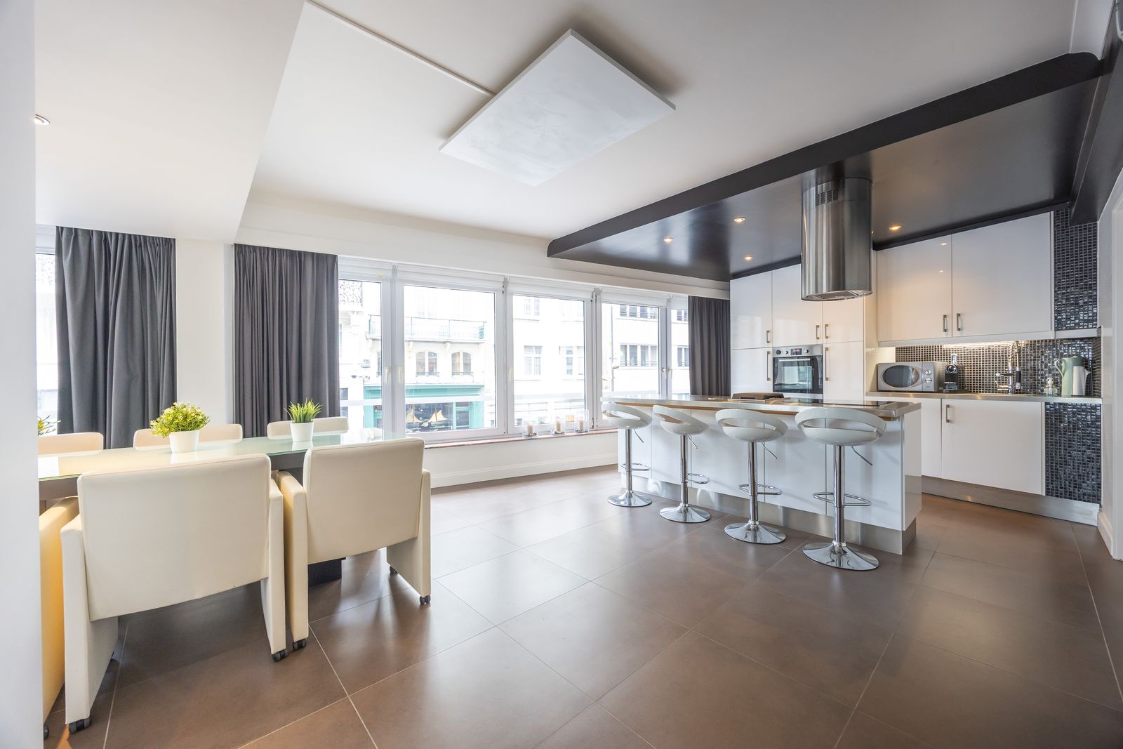 Fenomenaal gerenoveerd hoekappartement met 2 slpk pal aan het strand - foto 4