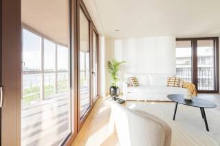 Bent u op zoek naar een instapklaar luxe appartement op het Nieuw-Zuid?<br />Dan is dit appartement met Scheldezicht beslist iets voor u!<br /><br />Duurzaam en groen wonen midden in de Stad Antwerpen!<br />Daar staat de nieuwe wijk, Nieuw Zuid, in Antwerpen voor.<br /><br />Gelegen op de 4e verdieping van de prestigieuze Zuiderhuis-residentie in Antwerpen, biedt dit appartement een unieke woonervaring.<br /><br />Wat wij enorm appreciëren aan dit luxe appartement?<br />De wintertuin, grenzend aan alle kamers en leefruimte, is een verruiming van het appartement, hier wordt wonen echt plezant!<br /><br />U kan alle seizoenen genieten van dit terras met adembenemende zichten over de Schelde met zonsondergang. <br />Met als kers op de taart een oost-georiënteerd terras vol met groen.<br /><br />De keuken met kookeiland is een plezier om in te koken, aansluitend aan het oostgeoriënteerd terras.<br /><br />De hoofdslaapkamer heeft een ensuite badkamer voorzien van een inloopdouche, een ligbad en een dubbele wastafel.<br />De twee gastenkamers delen een uitgeruste douchekamer.<br /><br />In de nachthal vinden we nog een gastentoilet terug en een handige dressing.<br /><br />Doorheen het ganse appartement vinden we top afwerkings materiaal terug en een prachtige inbouwkast met sfeerhaard in de leefruimte. <br />In de prijs zijn 5 kelderbergingen inbegrepen.<br /><br />Mogelijkheid tot aankoop van 4 parkings aan 39.500 euro/stuk.<br /><br />Verkoop onder BTW stelsel.<br /><br />Interesse in dit luxe appartement?<br />Neem contact op met LISTED: +32 3 283 51 51.