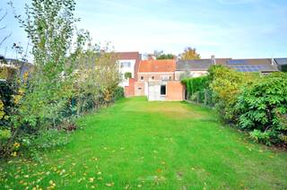 Op wandelafstand van de dorpskern van Anzegem vinden we deze <strong>recent gerenoveerde woning</strong>, uitstekend gelegen nabij alle nodige voorzieningen in de buurt en met een <strong>vlotte verbinding naar de E17</strong>! De straat is voorzien van voldoende parkeergelegenheid en vooraan de woning werd een aangename groenzone aangelegd.<br /><br /><strong>Indeling</strong>: We betreden de woning via de ruime inkomhal, met aan de rechterzijde een apart gastentoilet en links de lichtrijke leefruimte. De sfeervolle woonkamer biedt ruimte voor een gezellige zithoek én eetplaats, met een mooi <strong>zicht op de tuin</strong>.<br />Aansluitend bevindt zich de<strong> gloednieuwe Vossaert-keuken</strong>, uitgerust met kwalitatieve toestellen en voldoende plaats voor een <strong>eethoek met tuinzicht</strong>. Vanuit de keuken is er toegang tot de tuin, de praktische kelder en de garage met aansluiting voor wasmachine.<br /><br />Op de bovenverdieping vinden we een ruime nachthal, <strong>3 volwaardige slaapkamers</strong> en een moderne badkamer voorzien van een dubbele wastafel, inloopdouche en hangtoilet. Daarnaast is er een zolderruimte die ideaal dienstdoet als extra bergruimte. De zonnige ruime tuin beschikt over een <strong>handig bijgebouw</strong>, perfect als hobbyruimte of man cave.<br /><br />Tijdens de grondige renovatie werd bijzondere aandacht besteed aan <strong>energiezuinigheid</strong>, met o.a. hoogrendementsglas, nieuwe verwarming, volledig vernieuwde elektriciteit, zonnepanelen,...<br /><br />Interesse? Contacteer Els 0478 61 64 34 of els@immoroman.be