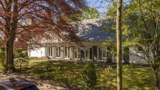 <strong>Vrijstaande klassieke villa op een mooi breed perceel van ca. 1.626 m² met zonovergoten ZW tuin</strong><br /><br /><strong>In een rustige, residentiële straat, vrijstaande villa met een zee aan ruimte én veel natuurlijke lichtinval. <br />Ideaal voor wie op zoek is naar een solide, perfect onderhouden woning met potentieel tot modernisering.</strong><br /><br /><strong>Gelijkvloerse verdieping:</strong><br />- Een inkomhal op natuurstenen vloer, voorzien van een vestiaire en gastentoilet met handenwasser<br />- Een woonkamer op parket met open haard en grote raampartijen die uitkijken op de tuin<br />- Een achterliggende wintertuin/tuinkamer met plafondhoge ramen, veel lichtinval en prachtig zicht op het groen, eveneens op parketvloer<br />- Een gesloten keuken met dubbele gootsteen, inductiekookplaat, oven, microgolf, vaatwasser, aansluitingen voor wasmachine en droogkast, en toegang tot de tuin<br />- Een praktische bijkeuken/berging, grenzend aan de keuken<br />- Een nachthal met ingemaakte kasten<br />- Een douchekamer met lavabo en douche<br />- Een aangrenzende badkamer met ligbad, toilet, bidet en dubbele lavabo<br />- Vier slaapkamers, allen op vast tapijt en voorzien van ingemaakte kasten en waarvan één over een toilet met lavabo beschikt met directe toegang tot de tuin<br />- Een garage met manuele poort, een centrale verwarmingsruimte en achterliggende berging met toegang tot de tuin<br />- Een kelder met kruipruimte<br />- Een tweede traphal naar de bovenverdieping<br /><br /><strong>De eerste verdieping:</strong><br />- Een nachthal met toegang tot meerdere multifunctionele ruimtes<br />- Een zeer ruime zolderberging met potentieel voor extra kamers of badkamer<br />- Een slaapkamer c.q. als hobbyruimte heden in gebruik als naaikamer<br />- Een bureau op vast tapijt, perfect voor thuiswerk<br />- Een zeer grote polyvalente ruimte op parket, momenteel ingericht met bar en radiatoren, een ideale basis voor kangoeroewonen, een aparte studio, een ontspanningsruimte of voor inwonend personeel/familie<br /><br /><strong>Algemeen:</strong><br />- Zuidwestgerichte tuin, volledig omheind <br />- Zonneterras met zonneschermen<br />- Verwarming via recente gas Hr-condensatieketel (Vaillant) met convectoren en radiatoren<br />- Tuinberging aanwezig<br />- Massief eiken binnendeuren en vaste kasten, ook in de wintertuin<br />- Rolluiken (manueel bediend)<br />- Dubbele oprit aanwezig<br />- Bouwjaar: 1973, met een degelijke en solide structuur <br />- Zeer goed onderhouden woning, steeds met zorg bewoond<br />- Veel potentieel tot verdere inrichting of uitbreiding (bv. extra kamers of badkamer op zolder)<br />- A-label potentieel volgens EPC mogelijk<br />- Ideaal voor een jong gezin dat inzet op comfort, duurzaamheid en personalisatie<br />- Uitstekende ligging nabij winkels (o.a. Patio Donk), scholen (Sint-Michielscollege, Sint-Ludgardis) en openbaar vervoer<strong><br /></strong>