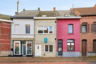 Within walking distance of the railway station, this centrally located home offers four bedrooms and a practical layout. Thanks to its...