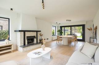  Deze gerenoveerde villa heeft te veel troeven voor één zoekertje. Je krijgt hier 180m² bewoonbare oppervlakte, een hoogwaardige afwerking en...