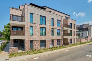 95 % VERKOCHT. Grijp nu je kans alvorens het project is uitverkocht.<br /><br />Agnetenpark is een échte nieuwe buurt met verschillende woningtypes voor iedereen en voor elke (gezins)situatie. Maar in Agnetenpark leef je niet alleen op maat van de mensen maar ook op maat van morgen. Zo is er aandacht voor duurzame energie - denk maar aan zonnepanelen, geothermie (warmtepomp met aardwarmte) en waterrecuperatie - én duurzame mobiliteit. De woningen dragen ook het BEN-label (BEN). Dankzij een E-peil <20 is er maximaal 5 jaar vrijstelling op het kadastraal inkomen<br /><br /><strong><span>Zuidervest 19 bus 10 : Kopwoningen B - Residentie Pirgus- APP 2.5</span></strong><br />- verdieping 2;<br />- bewoonbare oppervlakte: 97 m²;<br />- oppervlakte terras: 8 m²;<br />- 2 slaapkamers;<br />- berging aan de keuken;<br />- leefruimte;<br />- ingerichte keuken open met de leefruimte;<br />- ingerichte badkamer;<br />- apart gastentoilet;<br />- inclusief: standplaats en berging in de afgesloten parkeerkelder.<br />- verhuurd appartement informeer naar de huurvoorwaarden<br /><br />Verkoop aan 21 % BTW <br />Voor meer informatie of bel 011 39 90 50 . JANSEN REAL ESTATE<br />Wij ontzorgen je ook voor de verkoop van je huidige woning! Voor meer uitleg helpen we je graag verder.